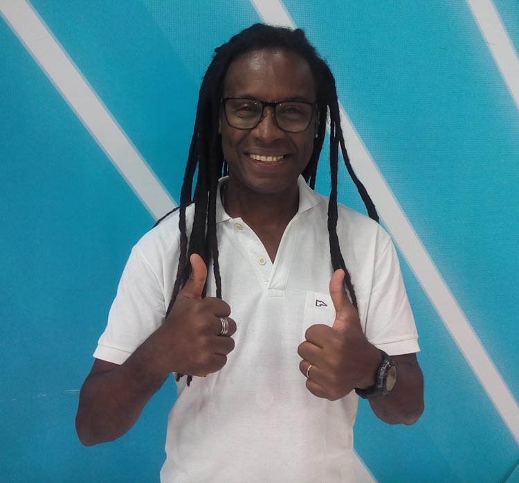 Músico carioca Valnei Ainê é atração do Cidade Viva; artista canta pop reggae